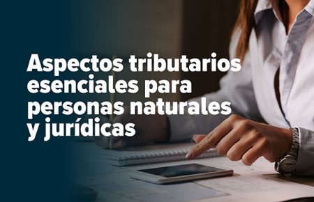 Mujer escribiendo en el cuaderno y utilizando el celular