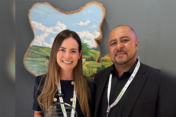 Daniela Soyo y Marcelo Castañeda con el premio del Clúster