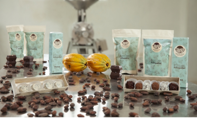 Mesa con gramos y empaques con productos elaborados con cacao
