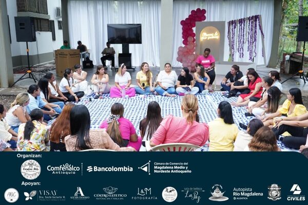 Grupo de mujeres sentadas en círculo mientras toman el programa empoderate mujer