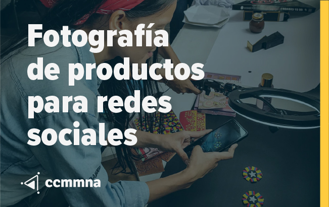 Mujer fotografíando un productos para redes sociales